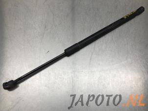 Używane Amortyzator gazowy lewy tyl Hyundai iX20 (JC) 1.4i 16V Cena € 14,95 Procedura marży oferowane przez Japoto Parts B.V.