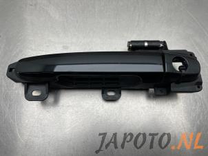 Używane Uchwyt drzwi lewych przednich wersja 4-drzwiowa Toyota Aygo (B40) 1.0 12V VVT-i Cena € 24,95 Procedura marży oferowane przez Japoto Parts B.V.