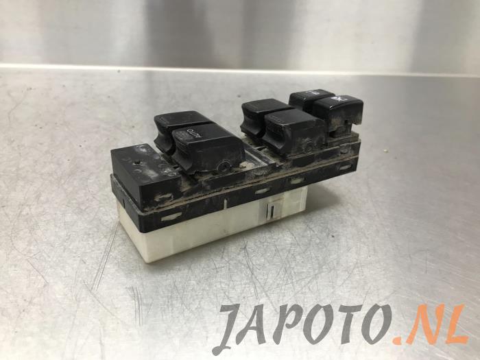 Usados Interruptor combinado de ventanillas Suzuki Swift (ZA/ZC/ZD1/2/3/9) 1.3 VVT 16V Precio € 20,99 Norma de margen ofrecido por Japoto Parts B.V.