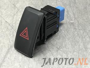 Usados Interruptor de luz de pánico Mitsubishi Space Star (A0) 1.0 12V Precio € 9,95 Norma de margen ofrecido por Japoto Parts B.V.