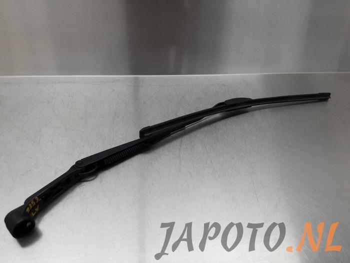 Front wiper arm from a Mitsubishi Space Star (A0) 1.0 12V 2013