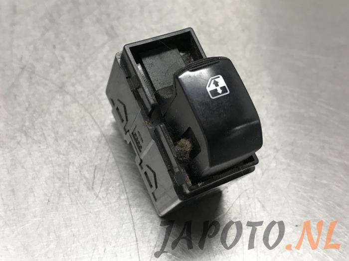 Electric window switch from a SsangYong Rexton 2.7 Xdi RX/RJ 270 16V 2005