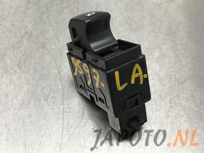 Electric window switch from a SsangYong Rexton 2.7 Xdi RX/RJ 270 16V 2005