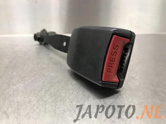 Front seatbelt buckle, right from a SsangYong Rexton 2.7 Xdi RX/RJ 270 16V 2005