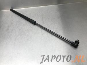 Używane Amortyzator gazowy prawy tyl Toyota Aygo (B40) 1.0 12V VVT-i Cena € 9,95 Procedura marży oferowane przez Japoto Parts B.V.