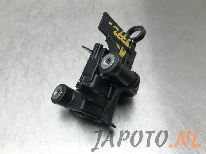Central locking motor from a Toyota Aygo (B40) 1.0 12V VVT-i 2017