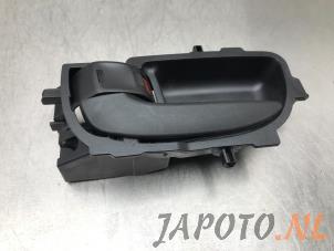 Usagé Poignée portière 4portes arrière gauche Toyota Aygo (B40) 1.0 12V VVT-i Prix € 14,99 Règlement à la marge proposé par Japoto Parts B.V.