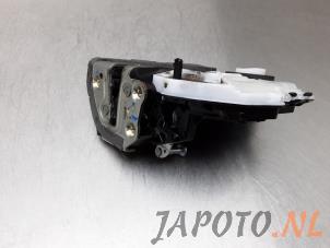 Usagé Serrure portière mécanique 4portes arrière gauche Toyota Aygo (B40) 1.0 12V VVT-i Prix € 29,00 Règlement à la marge proposé par Japoto Parts B.V.