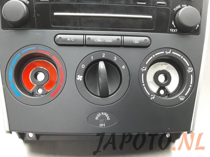 Radio CD Spieler van een Mazda 6 Sportbreak (GY19/89) 1.8i 16V 2005