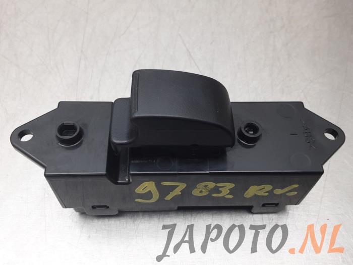 Usados Interruptor de ventanilla eléctrica Mitsubishi Lancer Sports Sedan (CY/CZ) 1.8 MIVEC 16V Precio € 15,70 Norma de margen ofrecido por Japoto Parts B.V.