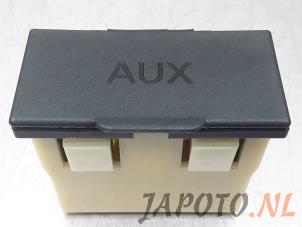 Używane Zlacze AUX/USB Mitsubishi Lancer Sports Sedan (CY/CZ) 1.8 MIVEC 16V Cena € 19,95 Procedura marży oferowane przez Japoto Parts B.V.