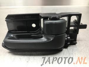 Używane Uchwyt drzwi prawych przednich wersja 4-drzwiowa Daihatsu Materia 1.3 16V Cena € 14,99 Procedura marży oferowane przez Japoto Parts B.V.