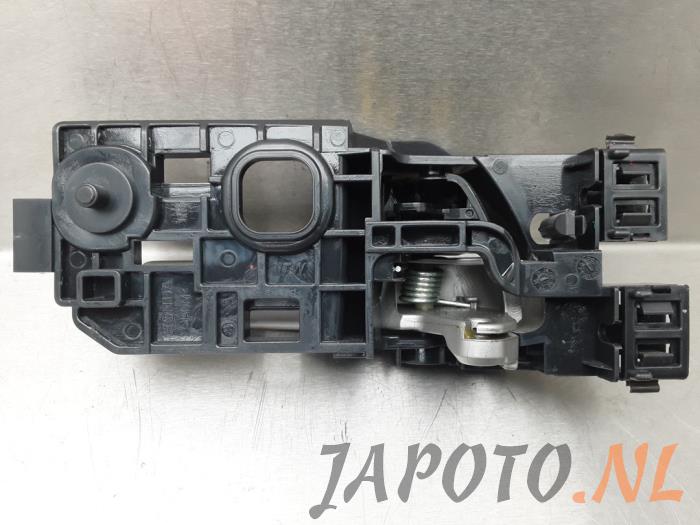 Poignée de porte arrière gauche d'un Honda Jazz (GK) 1.5 VTEC 16V 2018