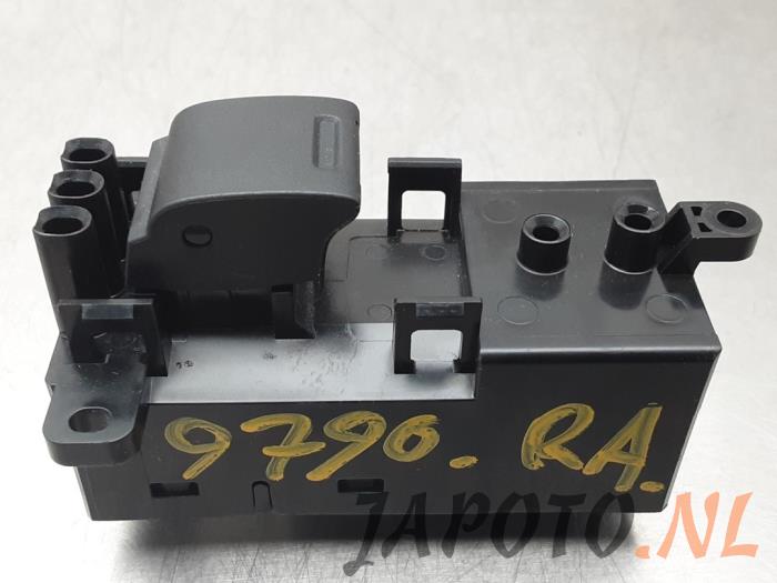 Usados Interruptor de ventanilla eléctrica Honda Jazz (GK/GP) 1.5 VTEC 16V Precio € 20,95 Norma de margen ofrecido por Japoto Parts B.V.