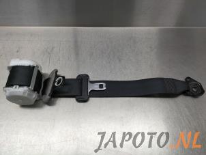 Usagé Ceinture arrière gauche Toyota Yaris II (P9) 1.3 16V VVT-i Prix € 30,00 Règlement à la marge proposé par Japoto Parts B.V.