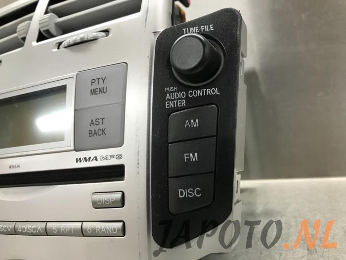 Radio CD player from a Toyota Yaris II (P9) 1.3 16V VVT-i 2006