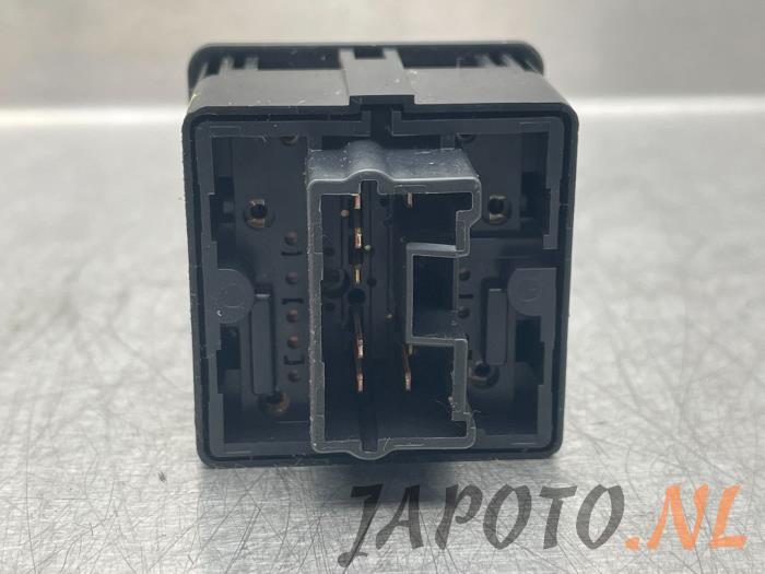 Seat heating switch from a Mitsubishi Outlander (GF/GG) 2.0 16V PHEV 4x4 2014