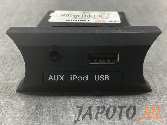AUX / USB-Anschluss van een Kia Rio III (UB) 1.2 CVVT 16V 2012