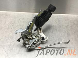 Usagé Serrure portière mécanique 4portes avant droite Daihatsu Trevis 1.0 12V DVVT Prix € 29,99 Règlement à la marge proposé par Japoto Parts B.V.