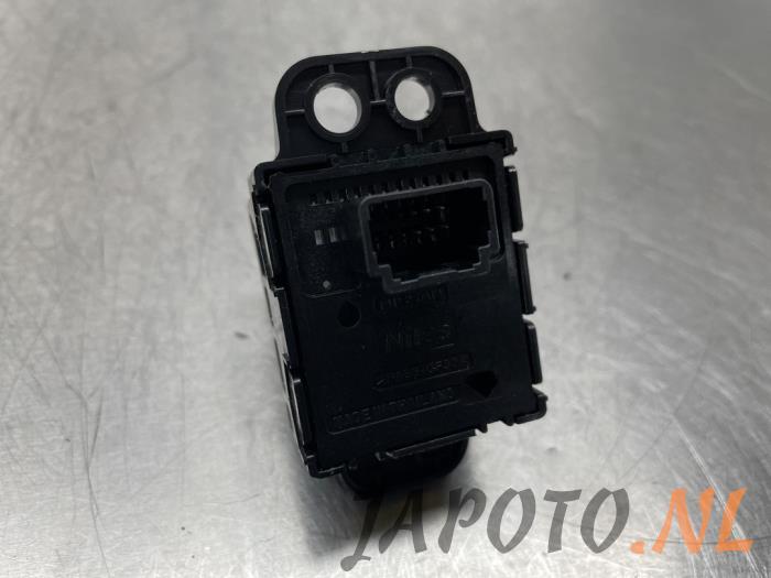 Parking brake switch Nissan Qashqai 1.2 DIGT 16V HRA2