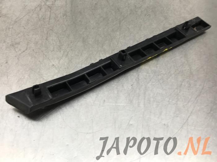 Front bumper bracket, left from a Nissan Qashqai (J11) 1.2 DIG-T 16V 2015