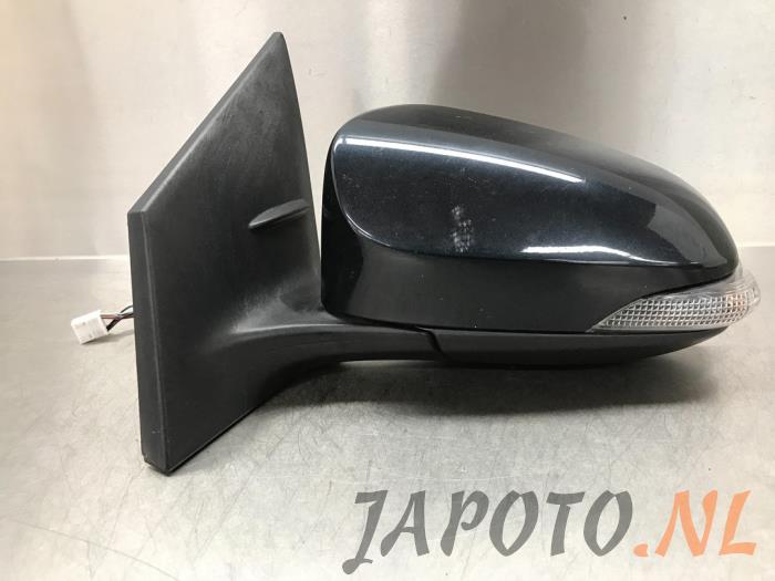 Wing mirror, left from a Toyota Auris (E18) 1.4 D-4D-F 16V 2015
