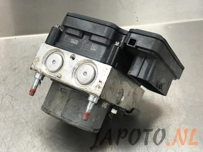 Używane Pompa ABS Toyota Auris (E18) 1.4 D-4D-F 16V Cena € 157,45 Procedura marży oferowane przez Japoto Parts B.V.
