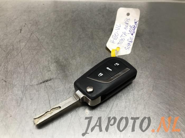 Ignition lock + computer from a Toyota Auris (E18) 1.4 D-4D-F 16V 2015