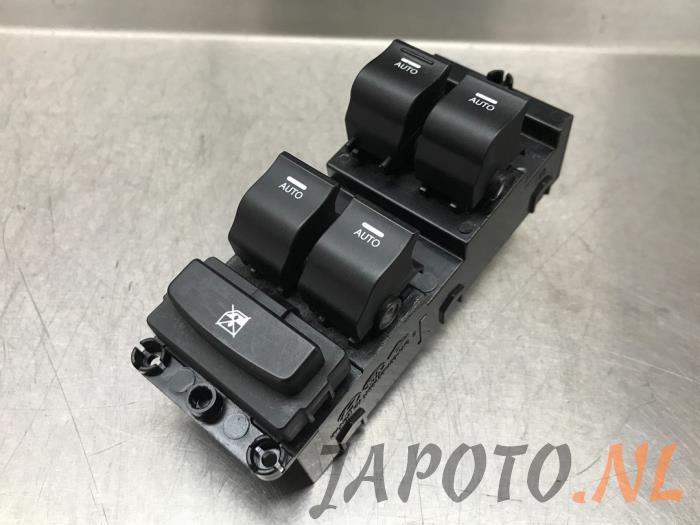 Usados Interruptor combinado de ventanillas Hyundai i40 CW (VFC) 1.7 CRDi 16V Precio € 52,45 Norma de margen ofrecido por Japoto Parts B.V.