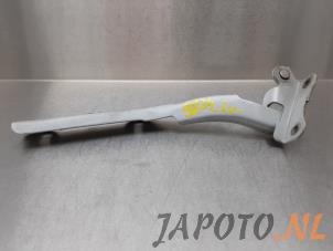 Używane Zawias pokrywy silnika Suzuki Alto (GF) 1.0 12V Cena € 14,95 Procedura marży oferowane przez Japoto Parts B.V.