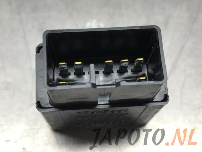 Relay from a Toyota Avensis Wagon (T27) 1.8 16V VVT-i 2010