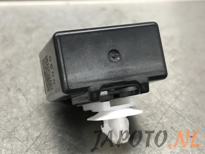 Relay from a Toyota Avensis Wagon (T27) 1.8 16V VVT-i 2010