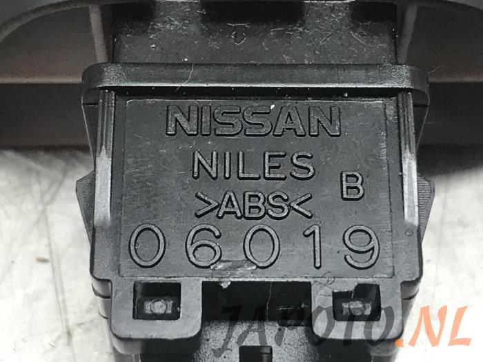 Panikbeleuchtung Schalter van een Nissan Micra (K13) 1.2 12V 2011