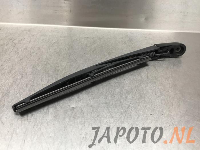 Rear wiper arm from a Suzuki Swift (ZA/ZC/ZD) 1.2 16V 2011