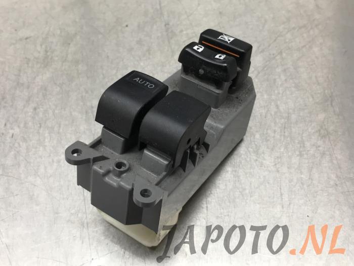 Usados Interruptor combinado de ventanillas Toyota Urban Cruiser 1.33 Dual VVT-I 16V 2WD Precio € 36,75 Norma de margen ofrecido por Japoto Parts B.V.