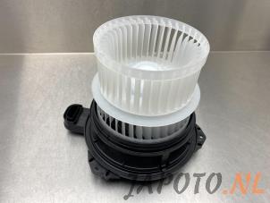Usados Motor de ventilador de calefactor Toyota Yaris IV (P21/PA1/PH1) 1.5 12V Hybrid Precio € 99,95 Norma de margen ofrecido por Japoto Parts B.V.