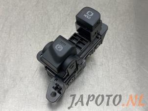 Usados Interruptor de freno de mano Toyota Yaris IV (P21/PA1/PH1) 1.5 12V Hybrid Precio € 74,95 Norma de margen ofrecido por Japoto Parts B.V.