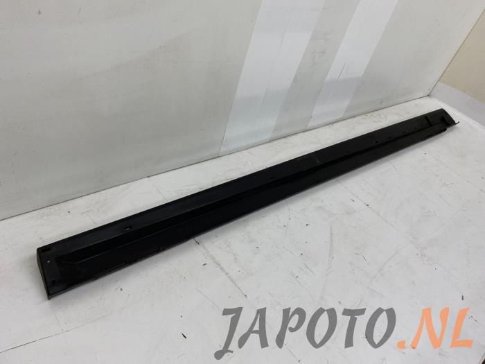 Side skirt, right from a Mitsubishi Space Star (A0) 1.0 12V 2015