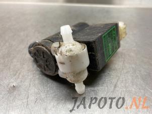 Usados Bomba de limpiaparabrisas delante Hyundai iX20 (JC) 1.6i 16V Precio € 19,95 Norma de margen ofrecido por Japoto Parts B.V.