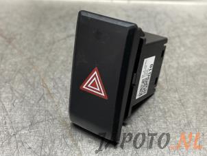 Usados Interruptor de luz de pánico Kia Picanto (JA) 1.0 T-GDI 12V Precio € 12,04 IVA incluido ofrecido por Japoto Parts B.V.
