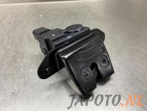 Używane Mechanizm zamka tylnej klapy Kia Picanto (JA) 1.0 T-GDI 12V Cena € 60,44 Z VAT oferowane przez Japoto Parts B.V.