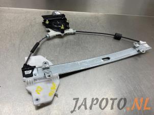 Używane Mechanizm szyby lewej przedniej wersja 4-drzwiowa Kia Picanto (JA) 1.0 T-GDI 12V Cena € 84,69 Z VAT oferowane przez Japoto Parts B.V.