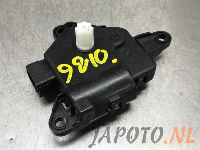 Heater valve motor from a Kia Picanto (JA) 1.0 T-GDI 12V 2021