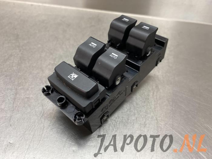 Usados Interruptor combinado de ventanillas Hyundai i40 CW (VFC) 2.0 GDI 16V Precio € 52,45 Norma de margen ofrecido por Japoto Parts B.V.