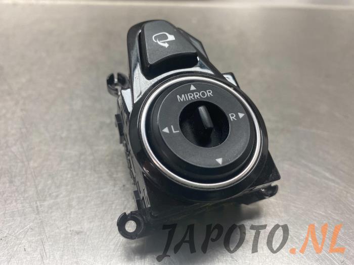 Używane Przelacznik lusterka Hyundai i40 CW (VFC) 2.0 GDI 16V Cena € 26,20 Procedura marży oferowane przez Japoto Parts B.V.