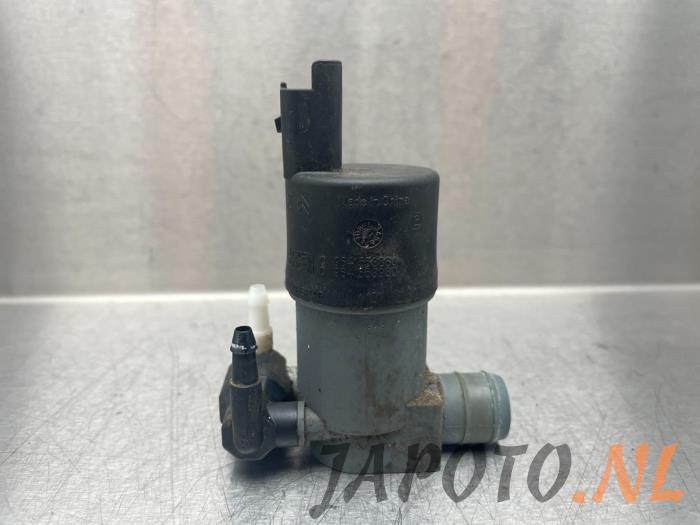 Windscreen washer pump from a Nissan Micra (K13) 1.2 12V 2011