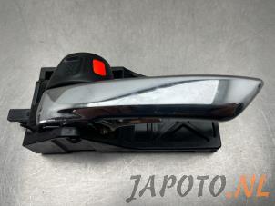 Używane Uchwyt drzwi lewych przednich wersja 4-drzwiowa Suzuki Baleno 1.0 Booster Jet Turbo 12V Cena € 14,99 Procedura marży oferowane przez Japoto Parts B.V.