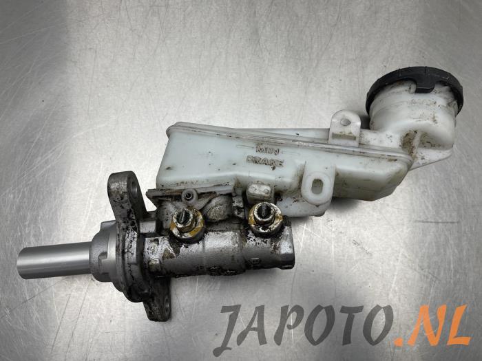 Master cylinder from a Isuzu D-Max (TFR/TFS) 2.5 D Twin Turbo 2016