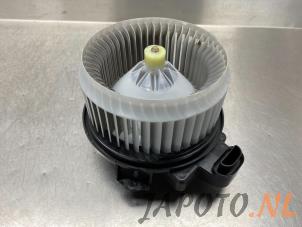 Usagé Moteur de ventilation chauffage Toyota RAV4 (A4) 2.5 Hybrid 16V VVT-i 4x4 Prix € 64,95 Règlement à la marge proposé par Japoto Parts B.V.
