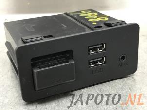Usados Conexión AUX-USB Mazda CX-5 (KE,GH) 2.0 SkyActiv-G 16V 2WD Precio € 60,44 IVA incluido ofrecido por Japoto Parts B.V.